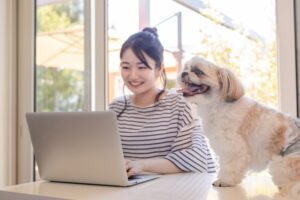 犬がずっとついてくる！トイレやお風呂まで一緒にいたがる心理とは